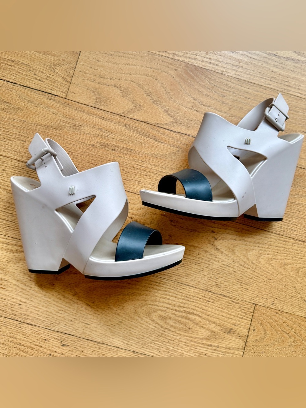 Melissa Vegan chic Wedge Sandals cream/blk
Vintage - excellent shape 🖤